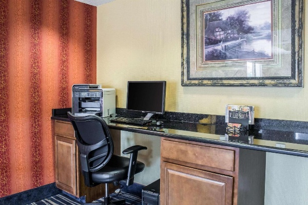Econo Lodge Ankeny- Des Moines image 2