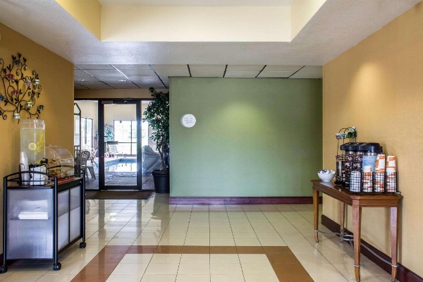 Econo Lodge Ankeny- Des Moines image 3
