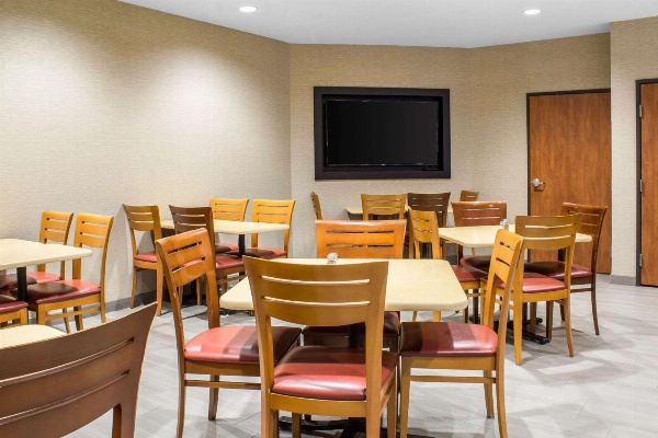 Econo Lodge Ankeny- Des Moines image 7
