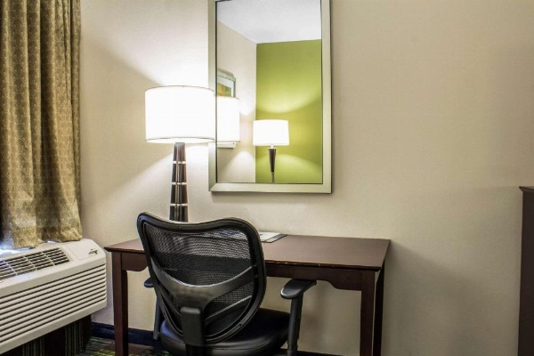 Econo Lodge Ankeny- Des Moines image 8